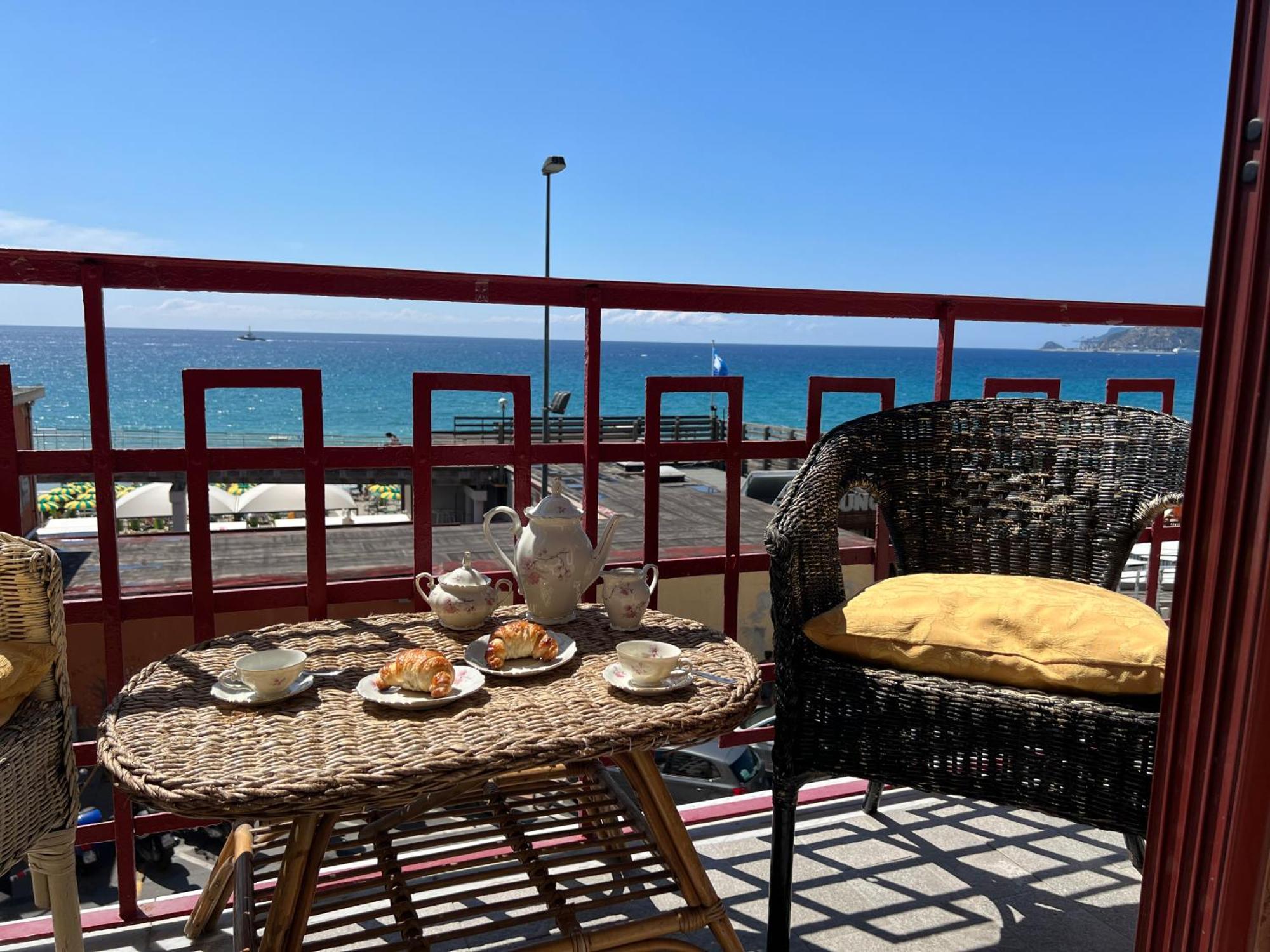 "Casa Franca" Sea Front With Wifi & Air Conditioning Savona Exterior photo