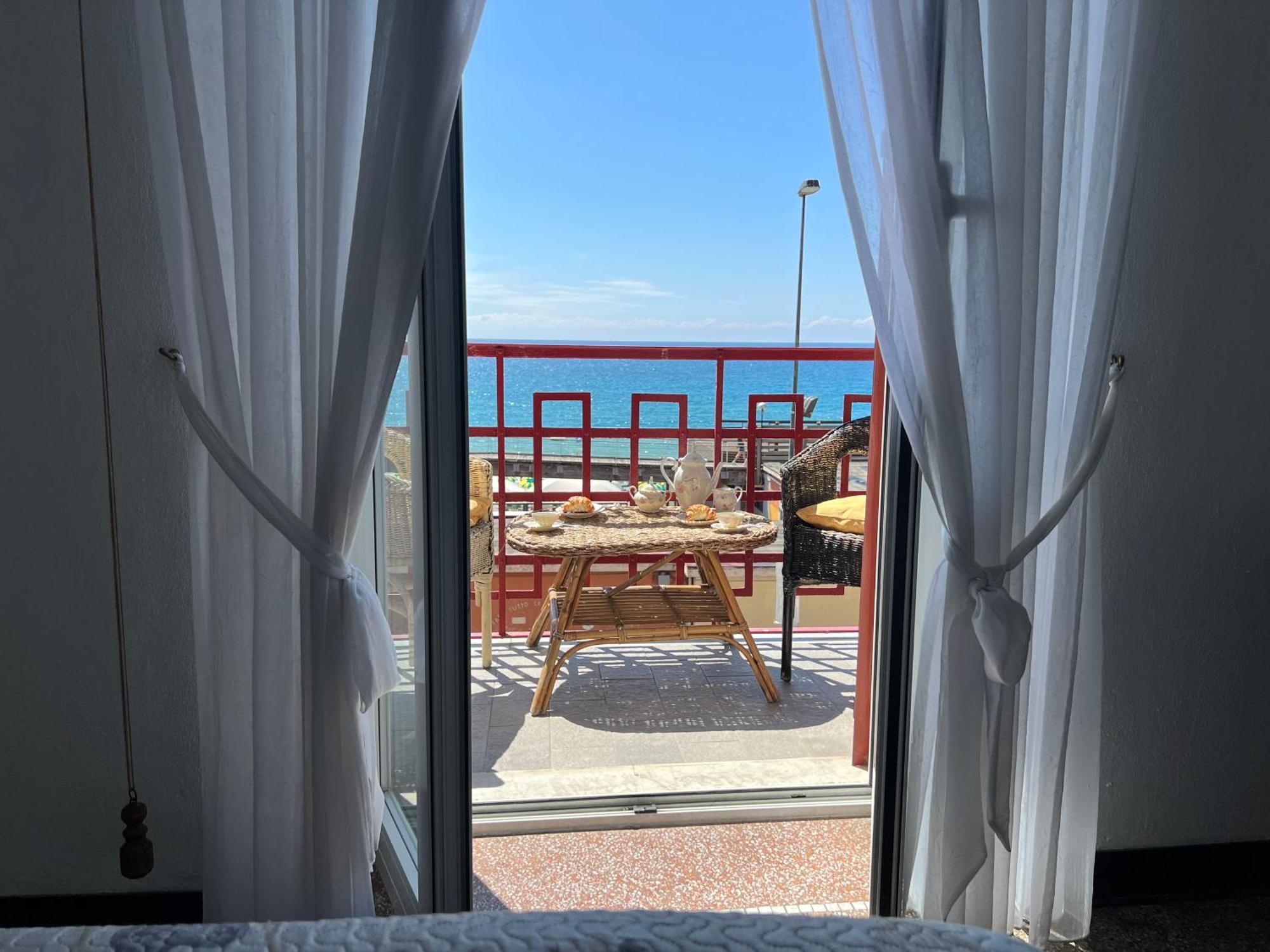 "Casa Franca" Sea Front With Wifi & Air Conditioning Savona Exterior photo