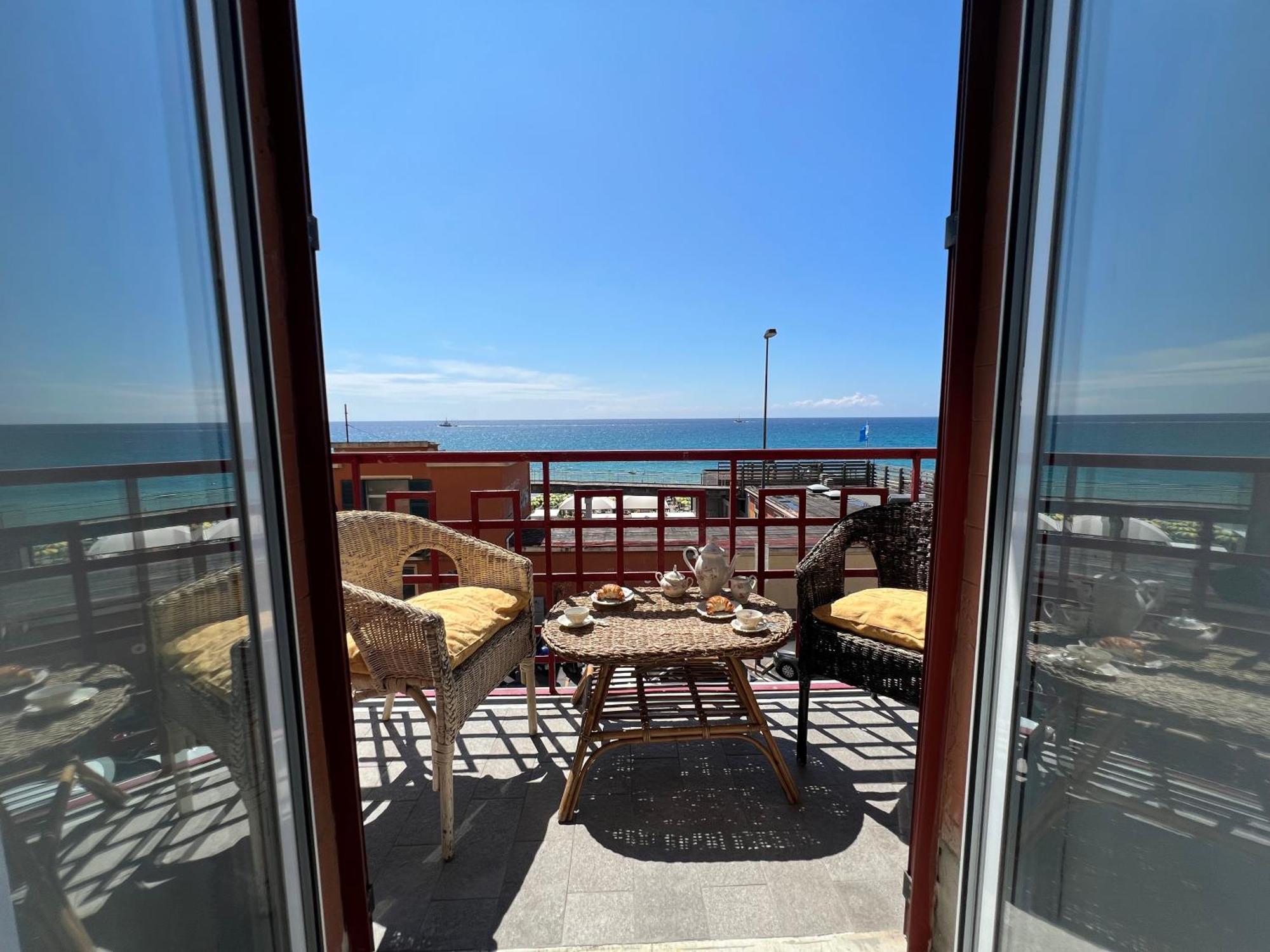 "Casa Franca" Sea Front With Wifi & Air Conditioning Savona Exterior photo